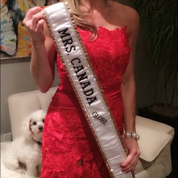 Red satin/lace gown - Picture 2 of 3